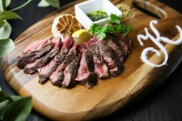 ボリュームのある米国産ラウンドオイスターをジューシーに焼き上げ、酸味と辛味を効かせたソースと食感も楽しいスパイスナッツを添えて、味の変化を楽しんでいただきます!!