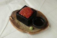 たっぷりのいくらがご飯の上に!!いくらの下にはマグロたたきがぎっしり!!一緒にお召し上がりください!