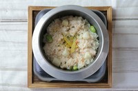 オーダーを受けてから目の前で炊き上げる釜飯。ふっくらとした炊き上がりに仕上げ、お米全体に香りが広がります。【KICHIRI】では3種類の釜飯をご用意いたしました!!