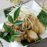 お店特製の塩ダレに漬け込んだ後、カラッと揚げたジューシーな唐揚げです。胡麻ネギ塩が旨みを引き立てます！！