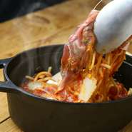 鉄鍋でジュージューとかき混ぜながら、パスタ本来の食感とパリッとした食感を同時にお楽しみいただけます