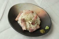 トリュフの風味を効かせたオリジナルのポテトサラダ。とろっと温泉卵が食欲をそそります