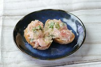 ケッパーと玉ねぎが良いアクセントになったマグロのタルタルをバゲットと一緒に。お酒と合わせてお楽しみください