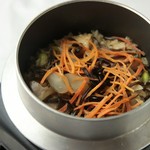 博多地鶏、牛蒡を昆布の旨みを効かせた和風のお出汁で炊き上げました。