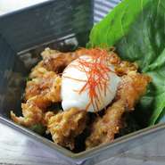 せせりの油淋鶏　温泉卵添え