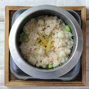 磯の香り　蟹と小柱の贅沢釜飯