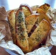 カリッと焼き上げたトーストは、噛むとジュワッと口いっぱいに旨さが広がります