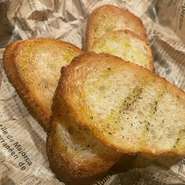 焼きたてのバケット、アヒージョとセットでどうぞ！！