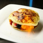 温かいパンケーキにフルーツをたっぷりと挟み、カスタードのクリームをオーダーが入ってからキャラメリゼしてお出しします。