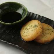 ジャガイモを練り込み、バターを効かせた揚げたてもちの中にはチーズがとろ～り。甘辛ソースでお召し上がり下さい！！