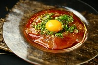 さっぱりとした鮪をにんにくをきかせた香味ダレでユッケ風に仕上げました。たっぷりのねぎ、香ばしい金ごま、濃厚な卵黄を絡めてお召し上がり下さい。