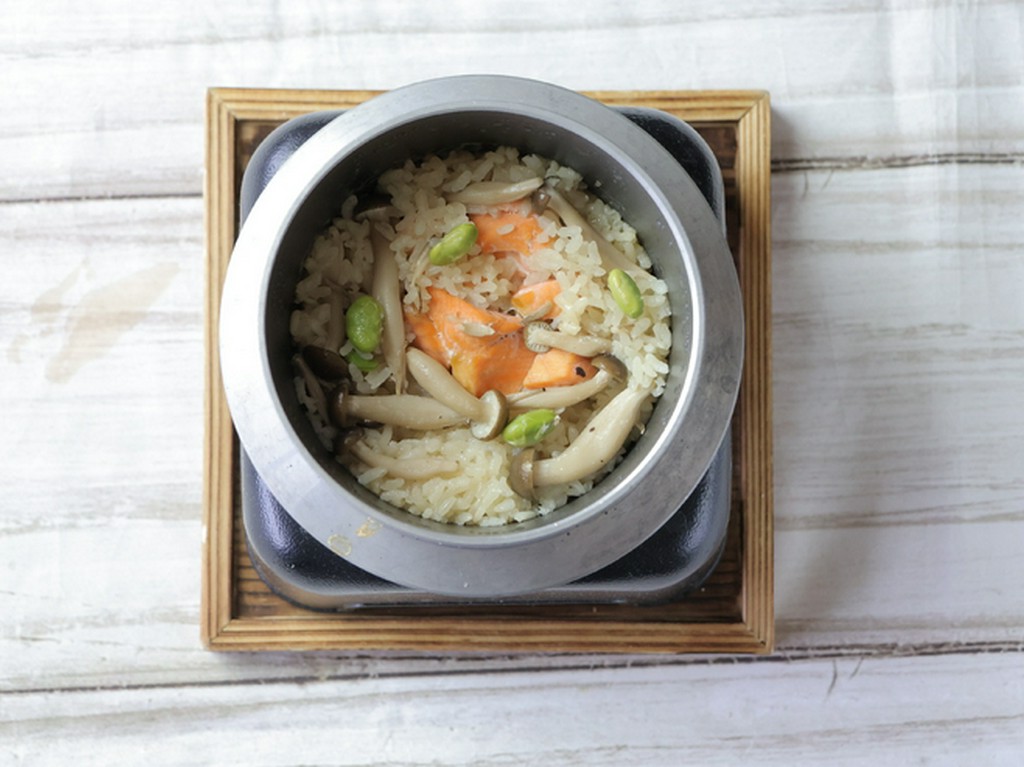 鮭とキノコの醤油バター釜飯