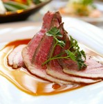 契約牧場の最高級ブラックアンガス牛を柔らかく旨みたっぷりのローストビーフに仕上げました。総料理長がさらに素材を吟味し、旨味を最大限に引き出した【KICHIRI】だけの贅沢な味わいをご賞味ください！！