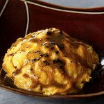 ふわとろ卵のトリュフライスにとろみをつけ、ブラックペッパーを効かせたコンソメソースをかけることで、ぴりっと締まった味に。