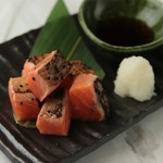 サーモンにオリジナルの旨みたっぷりの塩をかけて香ばしく炙りました。【KICHIRI】特製の藻塩ぽん酢でお召し上がり下さい