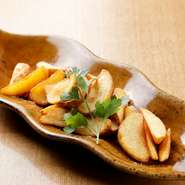 人気定番メニューのフライドポテト。3サイズからお好みでお選びいただけます。定番の塩味をはじめ、バーベキュー、バター醤油、チーズ胡椒の4種類をご用意致しました