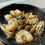 契約牧場の最高級ブラックアンガス牛を柔らかく旨みたっぷりのローストビーフに仕上げました。総料理長がさらに素材を吟味し、旨味を最大限に引き出した【KICHIRI】だけの贅沢な味わいをご賞味ください！！