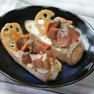 水牛本来の濃厚で甘い風味とさっぱりとしたトマトカッペリーニは相性抜群です！ライムを絞ってさらに爽やかさもUP