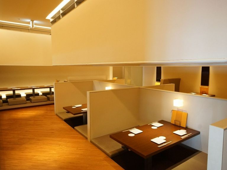 和様式美モダンスタイルの店内で、こだわりの料理で特別なひと時