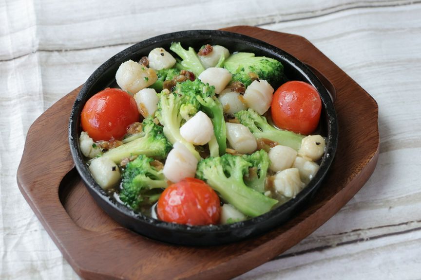 小柱とブロッコリーとトマトのアヒージョ