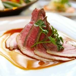 契約牧場の最高級ブラックアンガス牛を柔らかく旨みたっぷりのローストビーフに仕上げました。総料理長がさらに素材を吟味し、旨味を最大限に引き出した【KICHIRI】だけの贅沢な味わいをご賞味ください！！