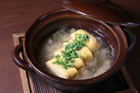 KICHIRIで人気のだし巻きをお出汁の効いた蟹の餡かけで煮込んだ名物料理