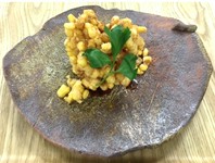 決め手は衣に混ぜ込んだビール。サクサクした食感と旨味際立つ特製のたれがとまらない美味しさ