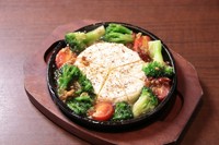 カマンベールの贅沢アヒージョです。お野菜に絡めてお召し上がり下さい！！