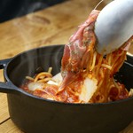 鉄鍋でジュージューとかき混ぜながら、パスタ本来の食感とパリッとした食感を同時にお楽しみいただけます