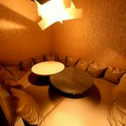 店内は落ち着いたオシャレな空間です。座席も個室、掘りごたつなど各種ご用意しておりますので、様々なシーンでご利用下さい！