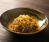 江戸時代から三大珍味として名高い濃厚な「からすみ」を贅沢に使用した逸品。お酒のアテにぴったり！！