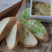 濃厚で深い味わいの手作りイチジクバターです！バケットに乗せてお召し上がり下さい