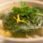 栄養豊富なめかぶと海草と相性の良い鶏肉をあわせた柚子香るあったか鍋。
めかぶからでる海の出汁と鶏肉の出汁が合わさってこくのある出汁にピリッと辛味がある柚子胡椒とまろやかなとろろでまとめました。