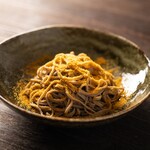 江戸時代から三大珍味として名高い「からすみ」をたっぷりと絡めたおそばは、酒のアテにぴったり。