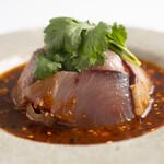 しっかりとスモークされ旨味の凝縮されたぶりを中華料理のよだれ鶏風にアレンジ。山椒、唐辛子を黒酢とあわせ、しびれるピリ辛ダレに。隠し味にピーナツバターでこくをプラスしぶり、スモークの風味を引き立てます。