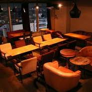 奈良の夜景が一望できるソファー席