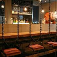 【カウンターの席がブランコなのはajito大和八木だけ！】ドキドキ感満載で、２人の距離も縮まること間違いなし！