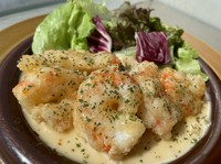 新鮮なプリップリの赤海老を贅沢にフリットにし、オリジナルのマヨネーズソースに絡めました。一度食べたらクセになる一品です。