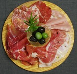 豪華に5種類の生ハムを盛り合わせにしました！見た目も楽しめます！！