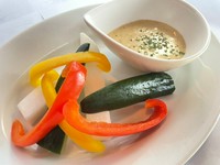 オリジナルのお酢に長時間漬け込むことで野菜の旨みと甘みが倍増！