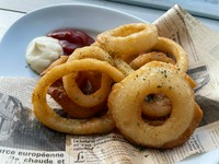 キッチンで作り上げる、玉ねぎのおいしさが光るオニオンフライ