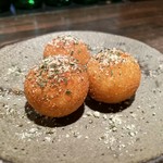 韓国でも人気のチーズボール。モチモチ生地の中にチーズを詰め込みました。おつまみに是非ご賞味下さい!!