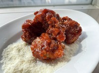 甘辛く仕上げたヤンニョムチキンに削りたてふわふわチェダーチーズを乗せて程よくマイルドに仕上げております。

