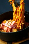 パスタ本来の触感とパリッとした触感を同時にお楽しみいただけます。生ハムとチーズもナポリタンとの相性抜群です！