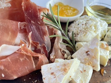 生ハムとチーズの盛り合わせ