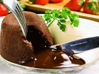 焼きたての暖かい生地の奥からあふれるチョコレートの誘惑