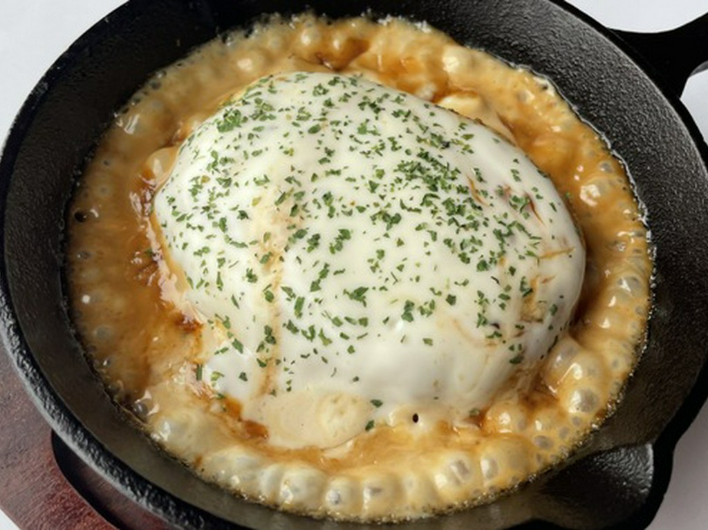 ホワイトチーズに溺れた濃厚ハンバーグ