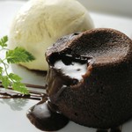 当店NO1のデザートメニュー☆焼きたての暖かい生地の奥からあふれるチョコレートの誘惑・・・