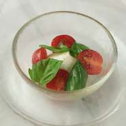 南イタリアより直輸入！水牛（バッファロー）の乳のみを原料とした「モッツァレラ　ディ　ブッファラ」を使用。