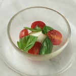 南イタリアより直輸入！水牛（バッファロー）の乳のみを原料とした「モッツァレラ　ディ　ブッファラ」を使用。